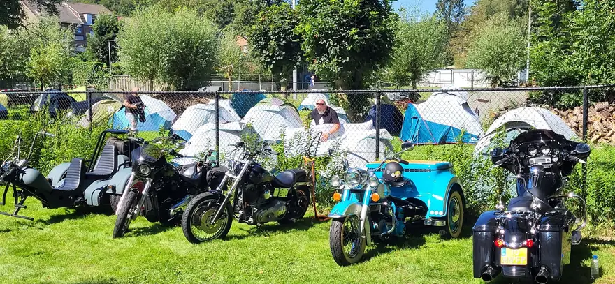Tenten en motoren op de kampeerweide bij een treffen