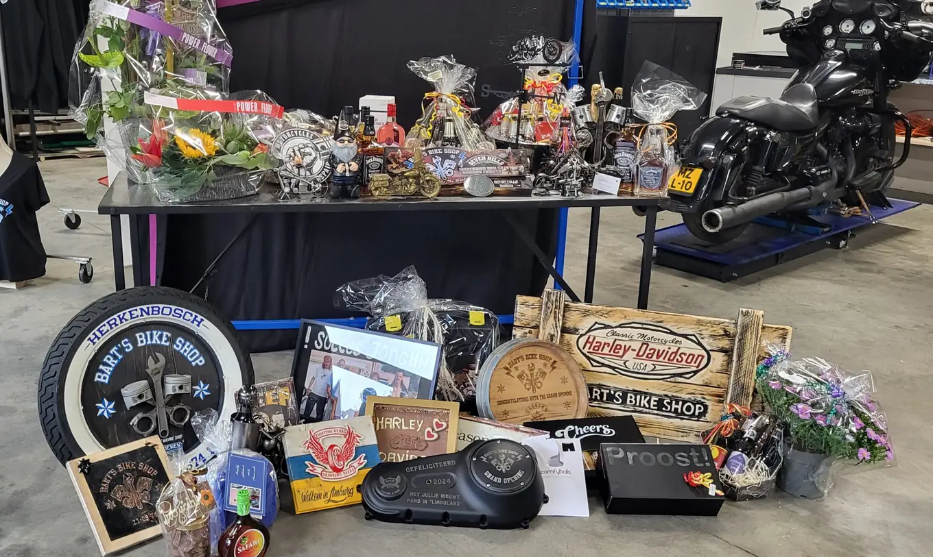Prijzentafel met pakketten voor de verloting bij Barts Bike Shop