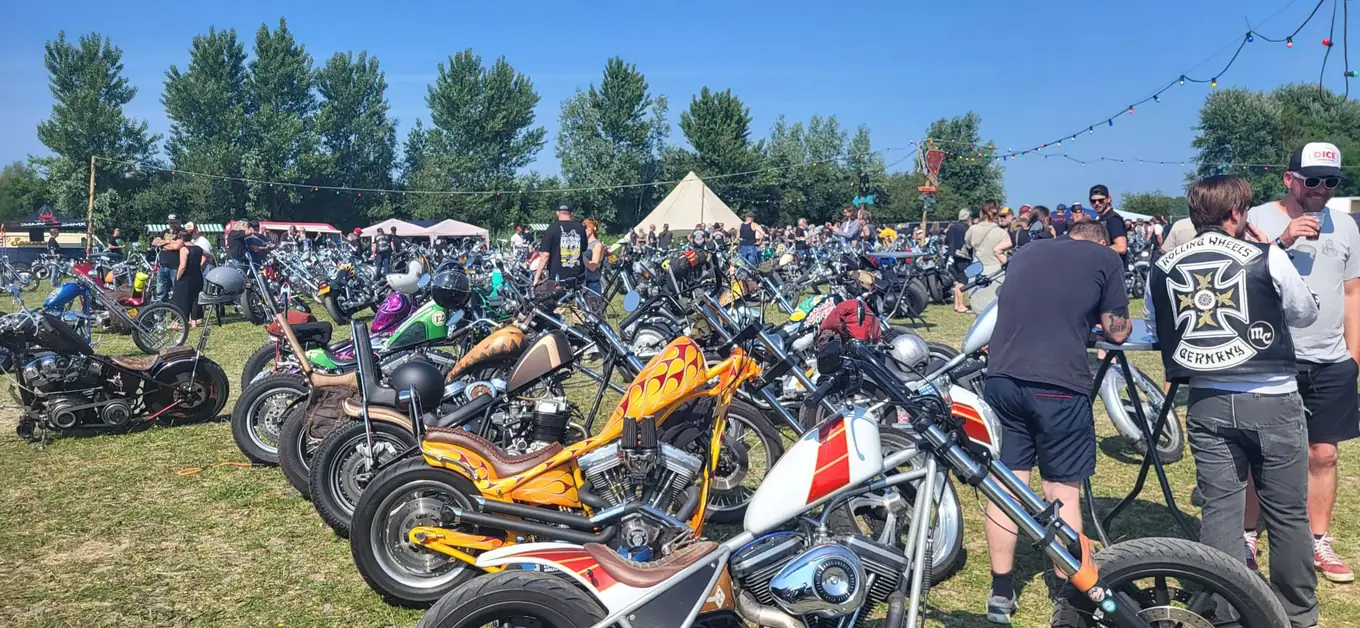 Choppers op een rij op het terrein tijdens een swap meet