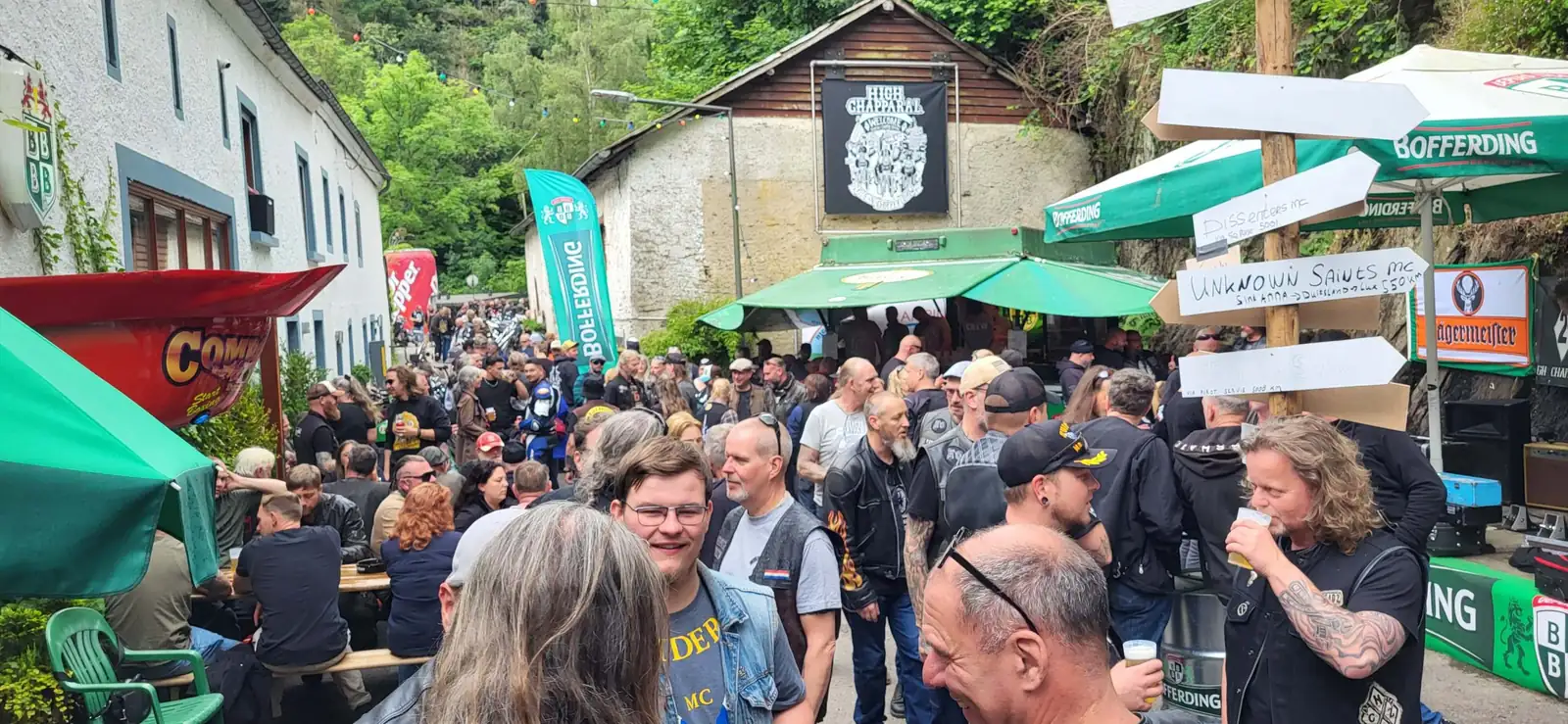 Drukte tussen de kraampjes op een motortreffen