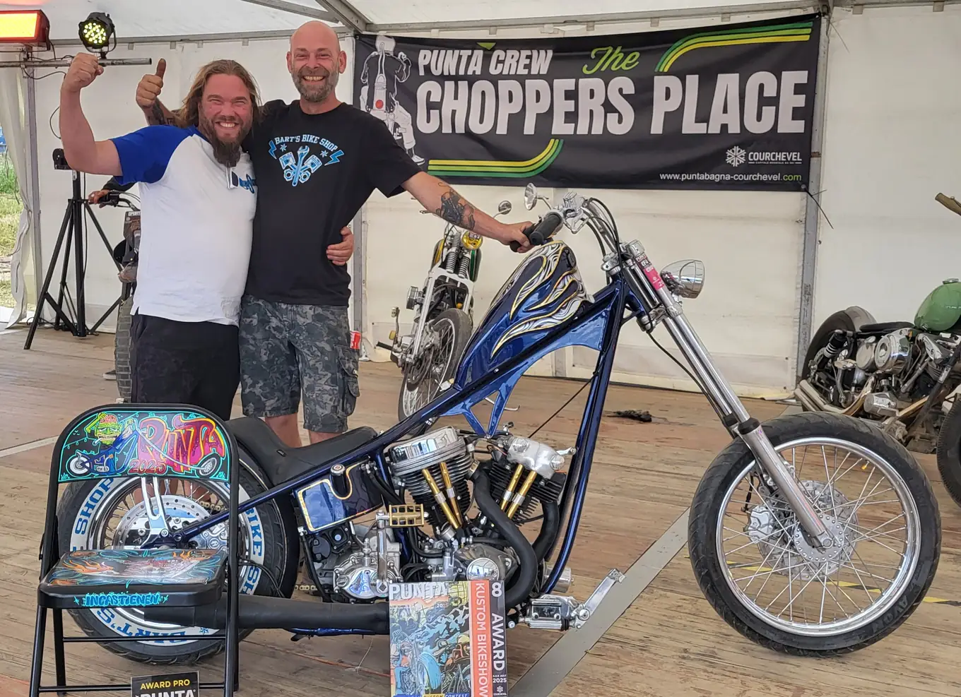 De blauwe chopper onder een banier met Punta Crew, The Choppers Place
