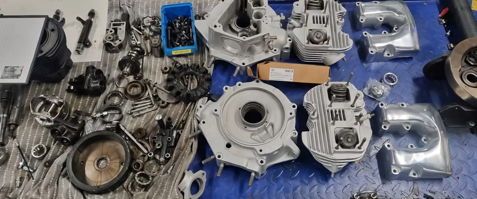 Een Harley-motorblok volledig uit elkaar op de werkbank
