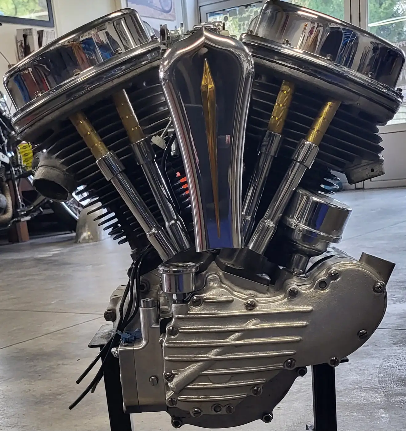 Detail van een opgebouwd Harley-motorblok in de werkplaats