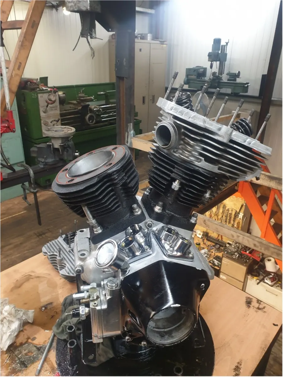 Shovelhead-blok opgebouwd op de werkbank