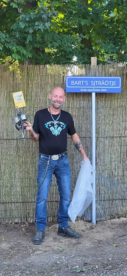 Het blauwe straatnaambordje Bart's Sjträötje, sinds september 2024, naast de werkplaats
