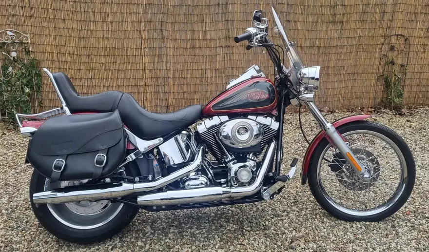 Harley-Davidson Softail FXSTC uit 2007 in rood met leren tassen