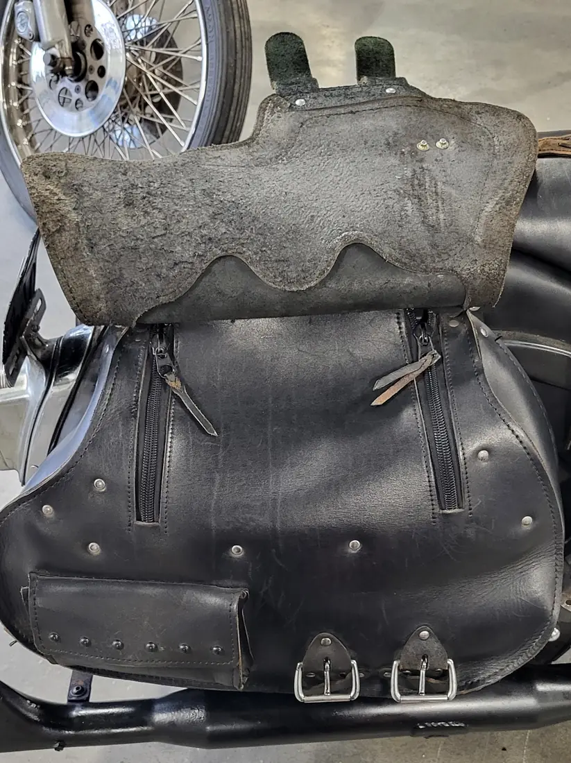 Dezelfde leren tas van de zijkant, op de motor gemonteerd