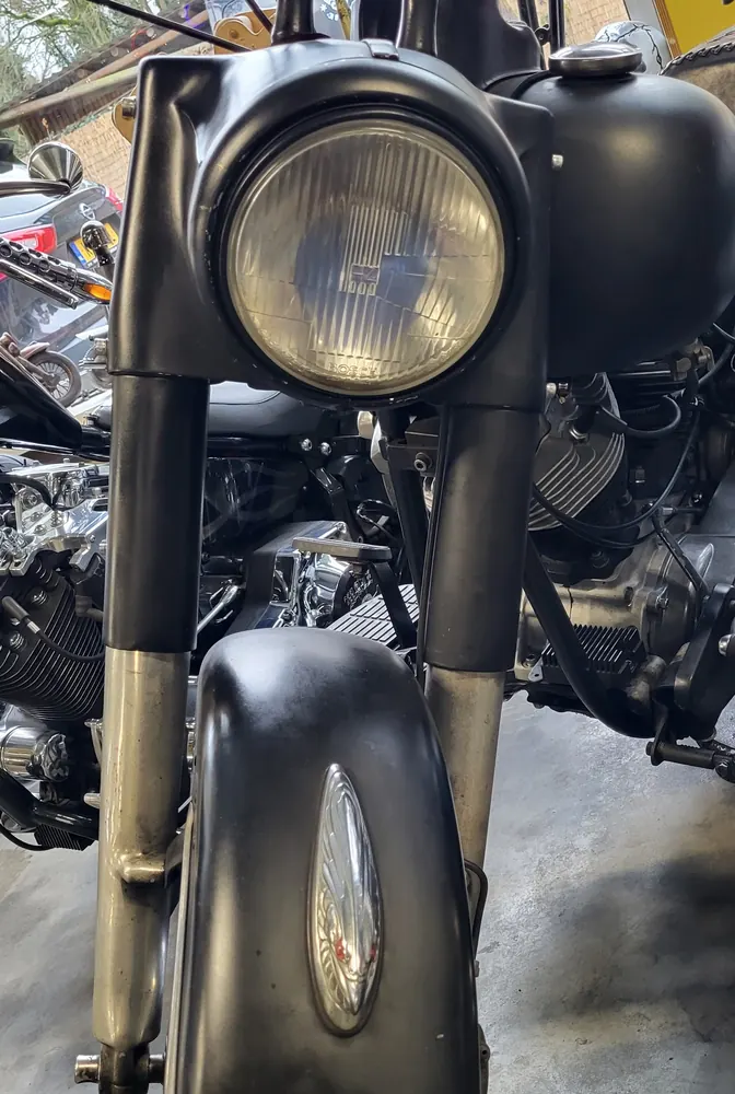 Ossekop-voorvork uit 1969 met koplamp, gemonteerd op een motor