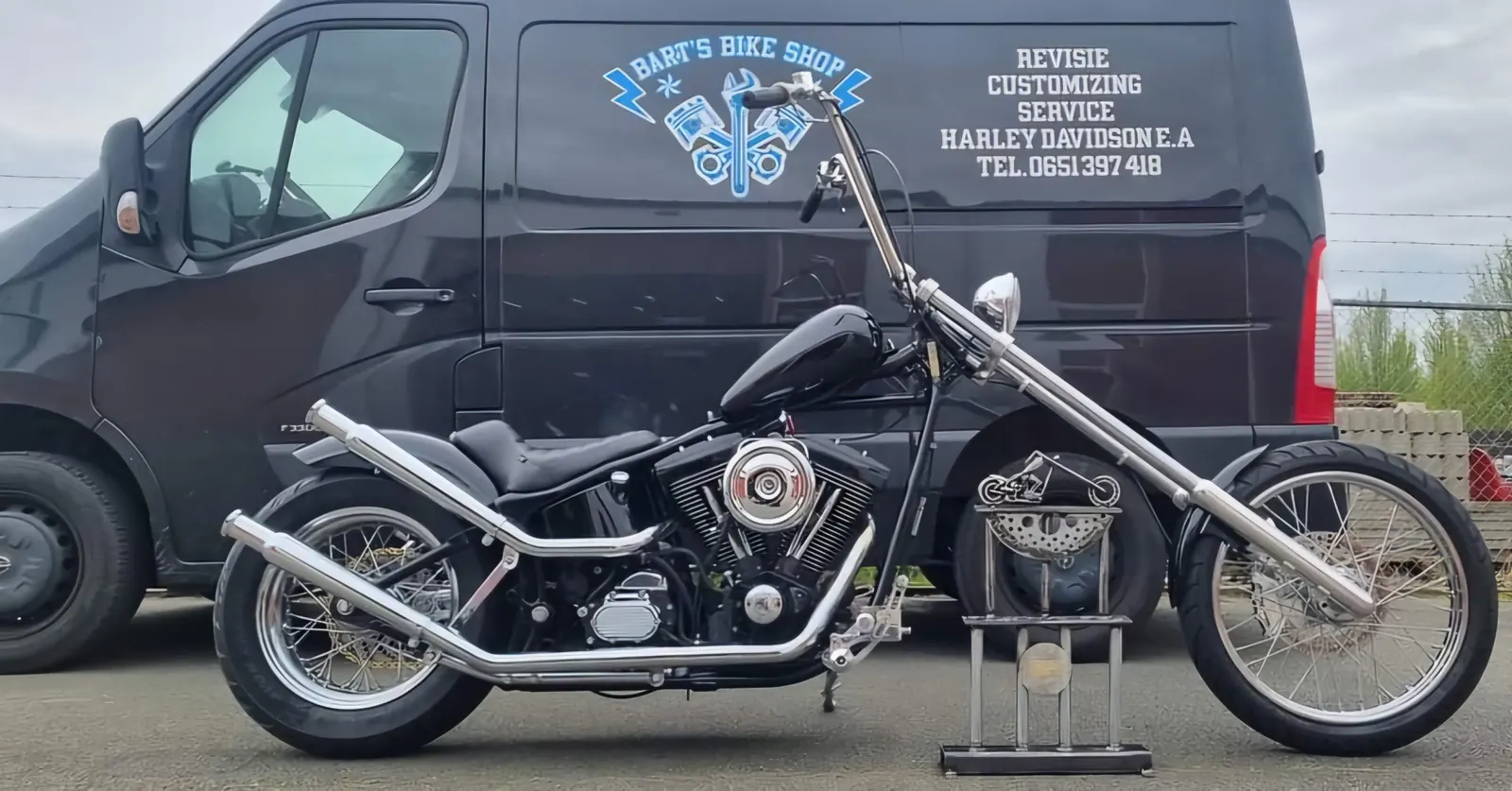 Chopper naast de bedrijfsbus van Barts Bike Shop