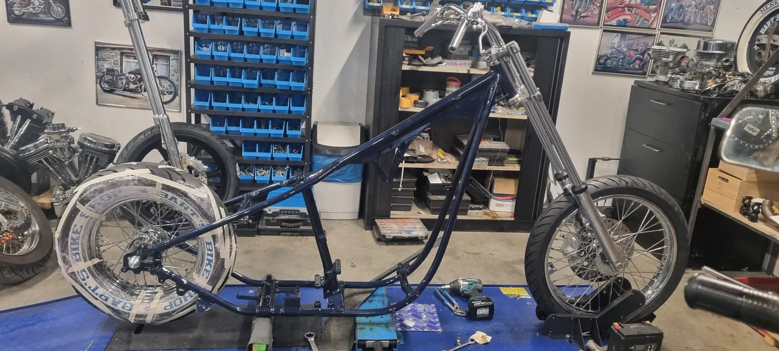 Chopperframe met blok in opbouw op de werkbank