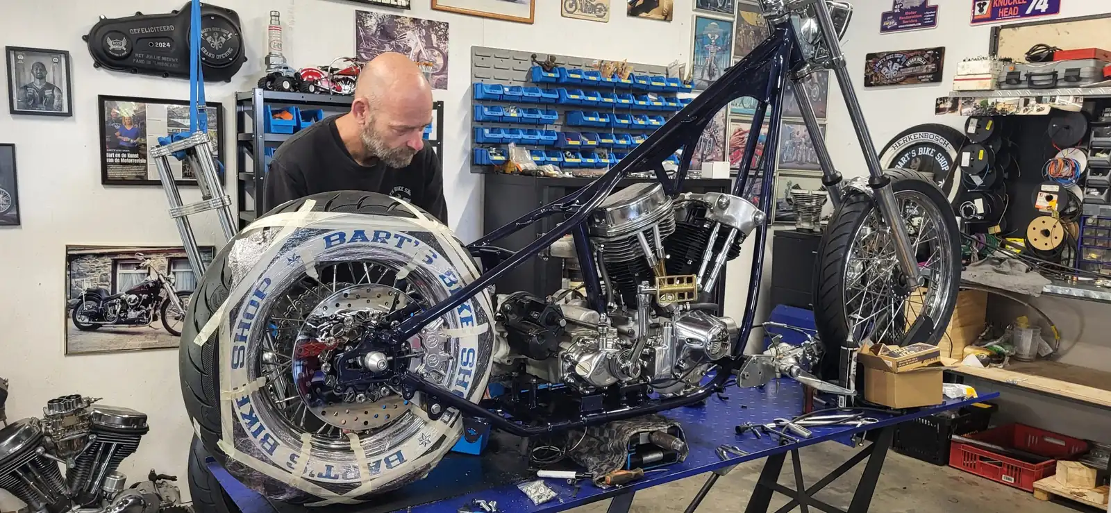 Het frame van de Knuckle-Pan Speed Chop met het blok erin, in opbouw op de werkbank
