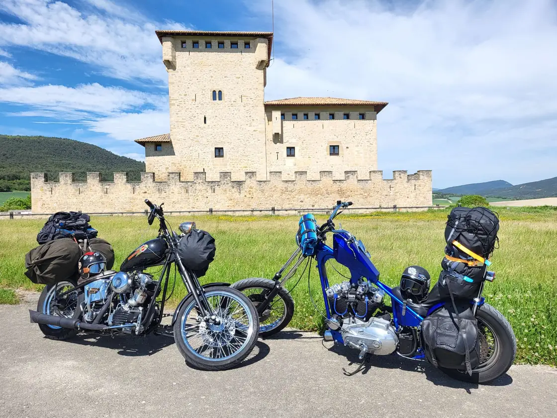 Twee choppers geparkeerd voor een oud fort, onderweg