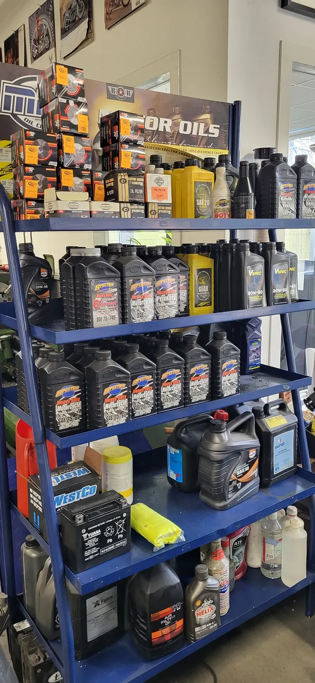 Schap met olie en onderdelen in de winkel van Barts Bike Shop