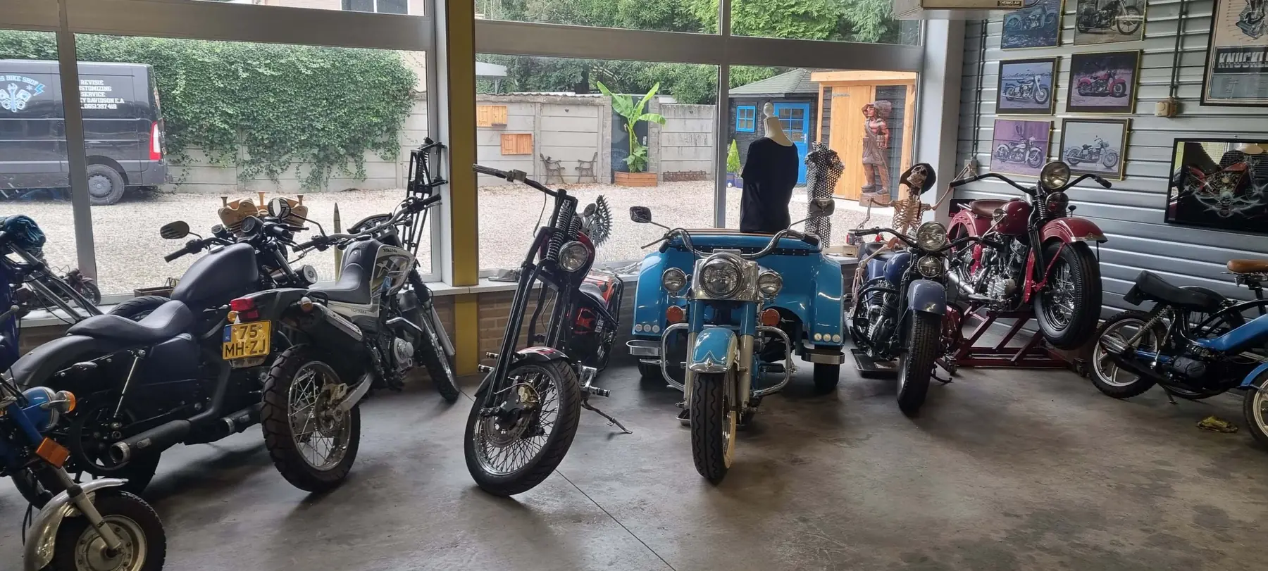 Motoren op een rij in de showroom aan de Stationsweg