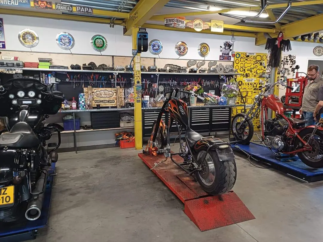 Motoren op de hefbruggen in de werkplaats van Barts Bike Shop